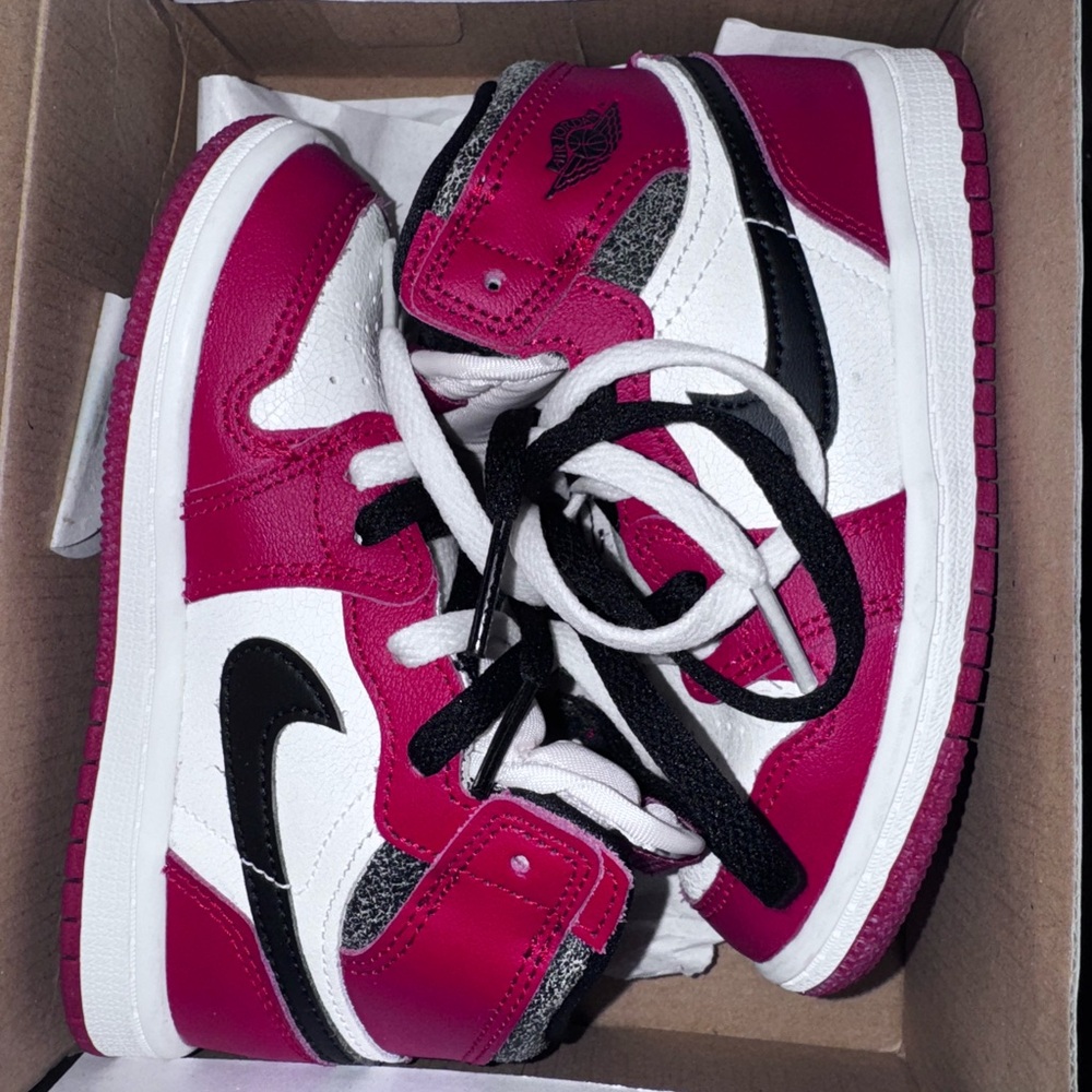 Nike Kids 9 red and White Retro high OG Sneakers